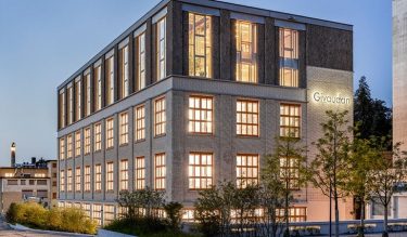 Dass ein Holzbau von aussen nicht auf den ersten Blick erkennbar sein muss, beweist das Givaudan-Bürogebäude in Kemptthal. Die ehemalige Maggifabrik wurde um zwei zusätzliche Stockwerke erweitert. Die Fassade wurde der originalen Backsteinfassade angepasst.