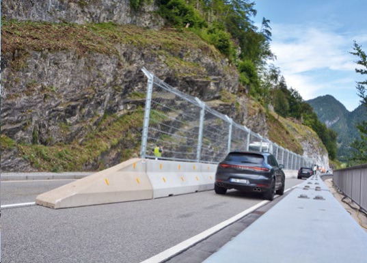 Der Strassenzaun schützt die Baustelle vor dem Verkehr, dieser wird gleichzeitig vor Steinschlägen geschützt.