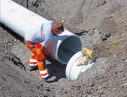 Ablagerungsfreie Oberﬂächen im Schacht (ganz oben). Das geringe Gewicht von Kunststoffkanalsystemen gewährleistet einfache Installation (oben). Rigolensystem aus Kunststoff (rechts).