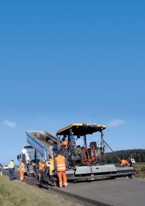 Beim Einbau von Walzbeton wird das Equipment des herkömmlichen Asphaltstrassen-baus genutzt.