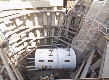Blick in den 11 m tiefen Schacht Gerstenstrasse, von wo aus der Microtunneling-Vortrieb Richtung Rothstrasse und der Grabenvortrieb zur neuen Energiezentrale Josefstrasse erfolgten (links). Die erstellten Röhren im Rohbau (oben).