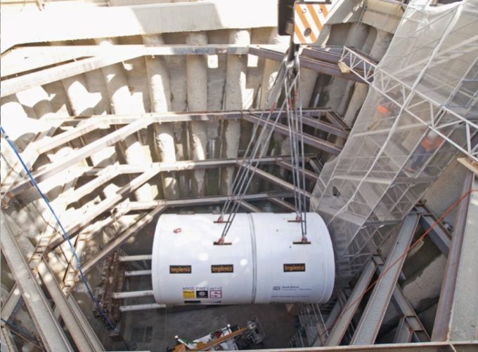 Blick in den 11 m tiefen Schacht Gerstenstrasse, von wo aus der Microtunneling-Vortrieb Richtung Rothstrasse und der Grabenvortrieb zur neuen Energiezentrale Josefstrasse erfolgten (links). Die erstellten Röhren im Rohbau (oben).