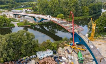 Die Herstellung des 195 m langen Brückenüberbaus und der Gesimskappen erfolgte auf Basis des Ingenieurbaukastens.