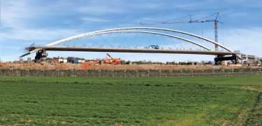 Die Stuttgarter Netz- werk-Bogenbrücke mit CFK-Hängern ist bereit zum Einschieben.