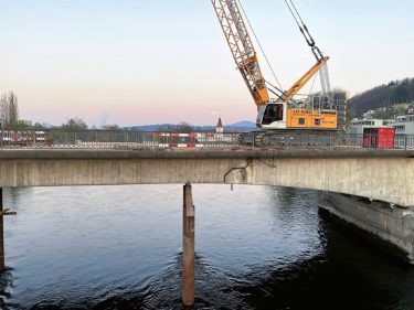Die alte Aarebrücke mit einem Gittermastbagger
