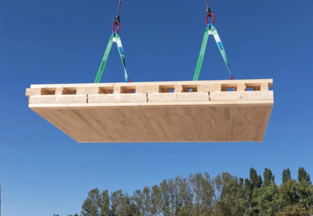 Die geschlossene Lage im unteren Bereich der grossformatigen Deckentafel aus Elementen des Typs Ligno Rippe ist für 90 min Feuerwiderstand ausgelegt.
