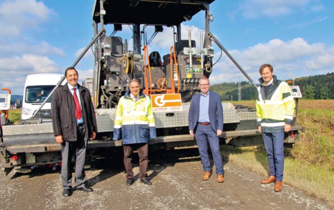 Im Bild von links: Josef Decker, Strassenbaudirektor Land NÖ; Robert Müller, Landesbaudirektor Land Tirol; Stefan Graf, Geschäftsführender Gesellschafter, CEO Leyrer + Graf Baugesellschaft m.b.H.; Sebastian Spaun, Geschäftsführer der Vereinigung der Österreichischen Zementindustrie VÖZ.