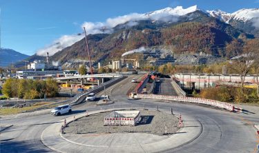 Im Vordergrund der neue Kreisel, links «neue Brücke», rechts «Reste der alten Brücke».