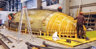 In der Werkhalle wird über der Innenschalung des Lichtkelchs die Bewehrung verlegt.