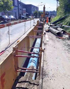 Mit durchdachter Organisation erfolgten die Just-in-time-Lieferungen und das reibungslose Abladen der Rohre auf der Baustelle.