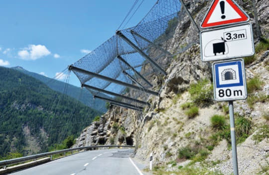 Das angepasste CANOPY am Tunnel des Pontis verlängert den historischen Tunnel und ist für Energien bis 2000 kJ ausgelegt.