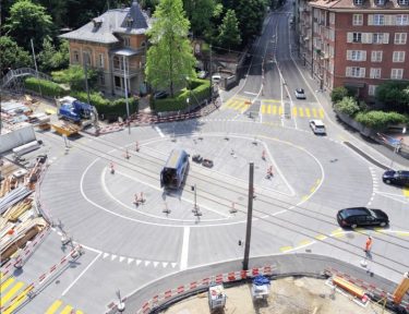 Bei der Sanierung des Eigerplatzes in Bern wurde für den Kreiselneubau infolge des hohen Verkehrsauf- kommens und der Fahrbahnbelastungen mit stark schubbeanspruchten Zufahrten sowie der Integration von Tramgleisen als Baustoff Beton gewählt.