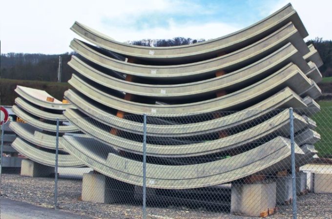 Beim Doppelspurtunnel Bözberg ist der Ausbau zweischalig mit einem Ring aus Tübbingen und einer lnnenschale aus Ortbeton.