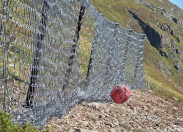 Die Steinschlagbarrieren sind mit hochfesten Stahldrahtnetzen ausgerüstet.