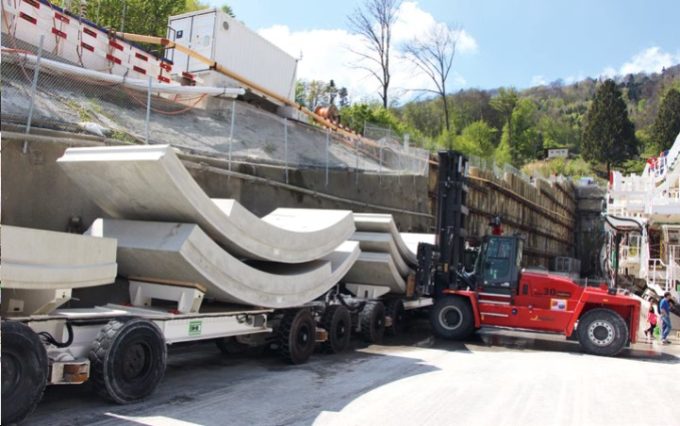 Spezielle Transportwagen vor rtenl Südpcrtal für die in Deutschland hergestellten Tübbinge, die statisch und betontechnologisch höchste Anforderungen zu erfüllen haben.