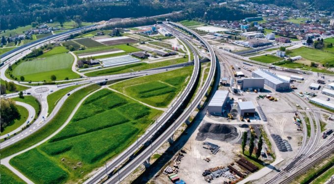 Unsere Bahninfrastruktur setzt auf viele Brücken und Tunnelbauten, die hohe Ansprüche an Kosten, Umwelt und Freiräume erfüllen müssen. Im Bild die Zufahrt zum Ceneri-Basistunnel mit dessen Nordportal. (Foto: AlpTransit Gotthard AG)