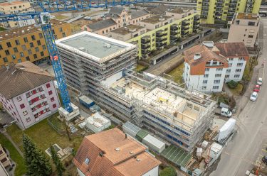 Das sechsgeschossige ‹Haus des Holzes› – hier noch im Bau – setzt die Prinzipien des kreislauffähigen Konstruierens mit Holz in die Praxis um. (Foto: Lignum/Pirmin Jung Schweiz AG)