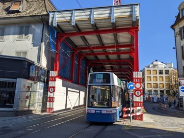 Der Schutztunnel für Tram und Individualverkehr mit der darüberliegenden Installationsplattform beim Bahnhof Zürich Stadelhofen. (Foto: Kibag)