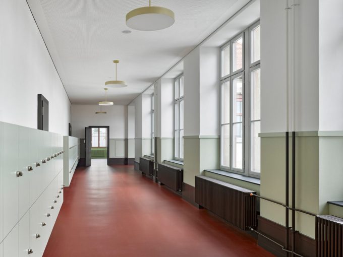 Blick in den Korridor mit Garderobenschränken im Wehrli-Trakt. (Foto: pd)