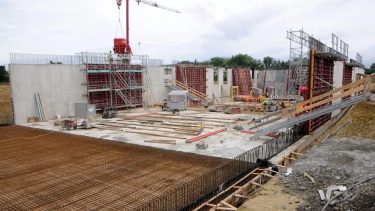 In Romanshorn entsteht derzeit das erste Gewerbegebäude der Schweiz, das mit dem internationalen Gütesiegel «Leed Gold» für ökologische Bauten ausgezeichnet wurde. Für den Bau des 30'000 m2 grossen Forster-Campus setzt die Bauherrschaft auf Recyclingbeton. (Foto: Holcim Schweiz)