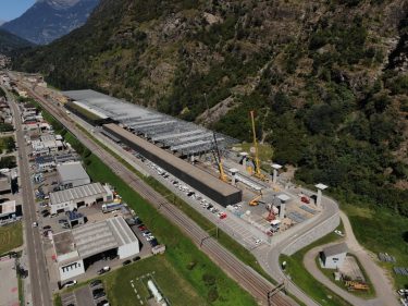 Das 30'000 Quadratmeter messende Schutzdach des SBB-Instandhaltungs- und Interventionszentrums in Biasca. (Foto: SBB)