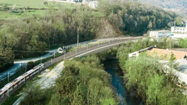 Grellingen im Bereich Seefeld/Rainmatt: Der Bahnübergang Bahnweg wird aufgehoben und neu über ein rund 195 Meter langes Stützbauwerk direkt zum Areal Ziegler geführt. (Visualisierung: SBB)