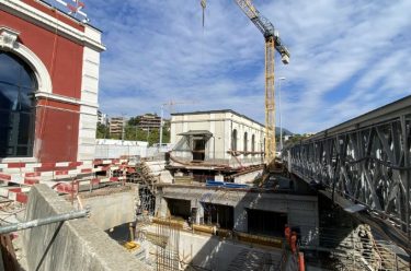 Das mehr als hundert Jahre alte Dienstgebäude am Bahnhof von Lugano wurde nach dem Bau der neuen Personenunterführung zurückverschoben. (Foto: SBB)