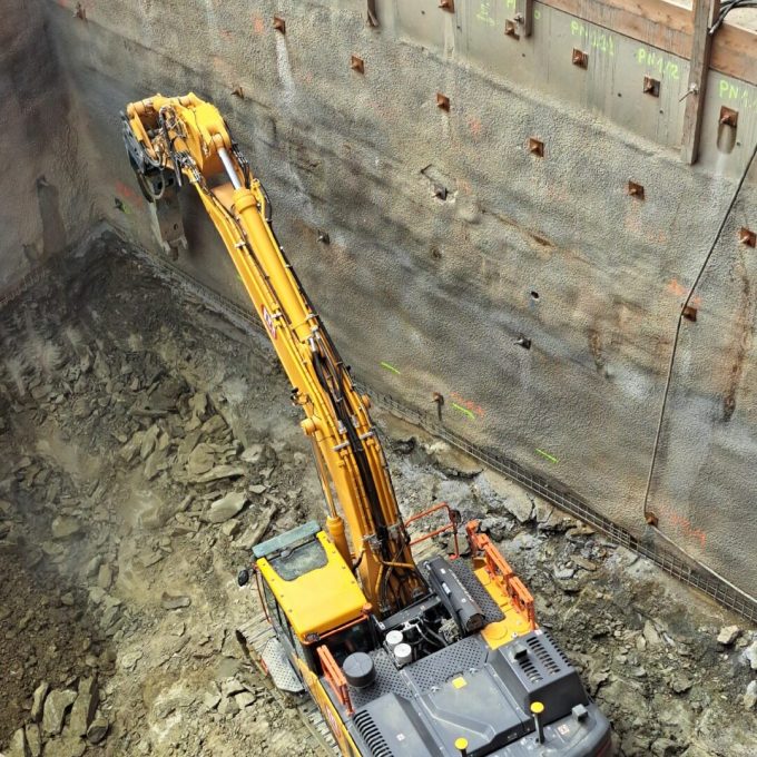 Zuerst wird mit einem Abbauhammer eine 20 Meter lange Startröhre für die Tunnelbohrmaschine ausgebrochen.Letztere wird ab Frühling 2024 den Vortrieb von Langnau am Albis bis Thalwil vornehmen.