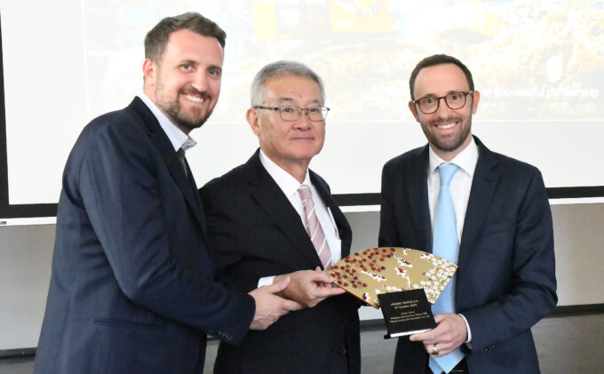 Jubiläumsveranstaltung 40 Jahre Zusammenarbeit in Lyss: Andrea Probst, CEO Probst Betontechnik AG, Kotaro Hirano, Chairman and Executive Officer von Hitachi und Nicola Probst, CEO von Probst Maveg AG. (Foto: zvg)
