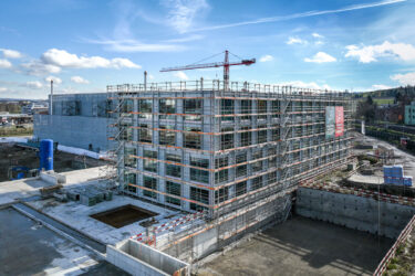 Die Fassadenelemente des Metro-Campus Zürich in Dielsdorf bestehen vollständig aus rezykliertem Aluminium. (Foto: Implenia)