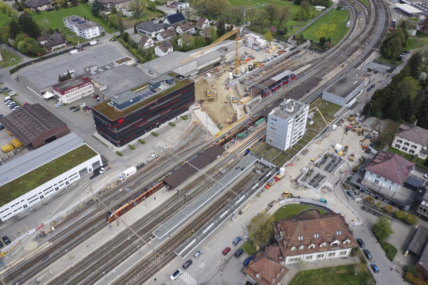 Mitte April wird die Rampe zum Perron der Aare Seeland mobil (im Bild oben rechts) neu erstellt. (Foto: Stadt Langenthal)