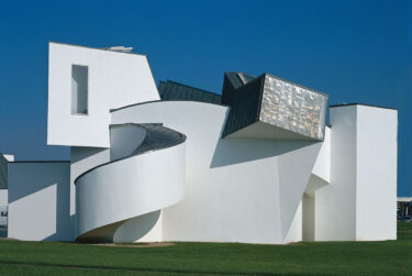 Das Museumsgebäude des amerikanischen Architekten Frank O. Gehry: Die Ausstellung «Transform! Design und die Zukunft der Energie» macht deutlich, dass die Gestaltung der Energiewende mehr umfassen muss als die Ausweitung erneuerbarer Energien. Ebenso bedeutend ist die intelligente Gestaltung von Alltagsgegenständen sowie die Umsetzung von städtebaulichen und infrastrukturellen Zukunftsideen. (Foto: Vitra Design Museum)