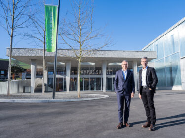 Alter und neuer Stiftungsratspräsident: Gian-Luca Lardi (links) und Hanspeter Stadelmann vor dem Haupteingang zum Campus Sursee. (Foto: Campus Sursee)