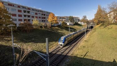 Der Abschnitt der Strecke Basel SBB - Basel St. Johann soll bis 2029 für Güterzüge mit Sattelaufliegern von vier Metern Eckhöhe ausgebaut werden. (Foto: SBB)