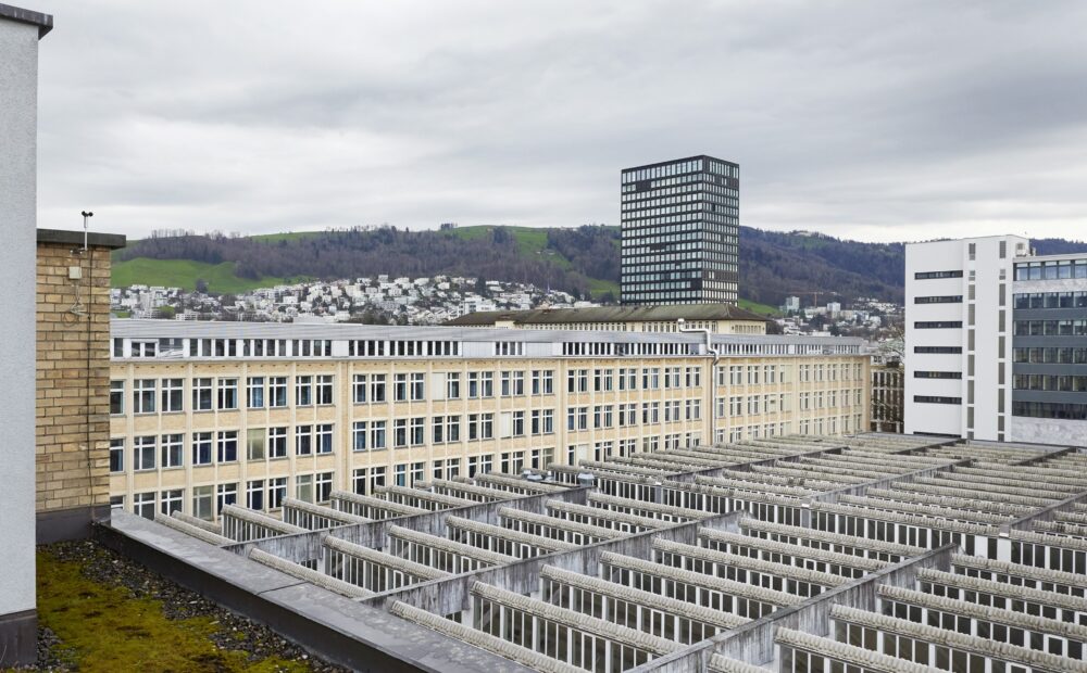 Das Bestandesgebäude am Zählerweg 3 bis 9 in Zug wird für Wohnungen und Dienstleistungen umgenutzt. (Foto: zvg)