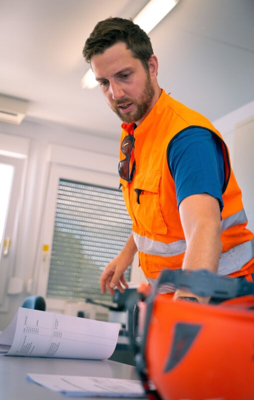 Mit dem Masterplan Berufsbildung 2030 arbeitet der Schweizerische Baumeisterverband SBV daran, dem Fachkräftemangel entgegenzuwirken und alle Bauberufe auf die künftige Entwicklung auszurichten. (Foto: SBV)