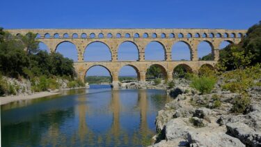 Der Pont du Gard war Teil einer etwa 50 Kilometer langen Wasserleitung, mit der Wasser von den Quellen nahe Ucetia (Uzès) zur römischen Stadt Nemausus (Nîmes) transportiert wurde. Die Brücke ist 49 Meter hoch und umfasst drei Etagen. (Foto: Guy Dugas/pixabay)