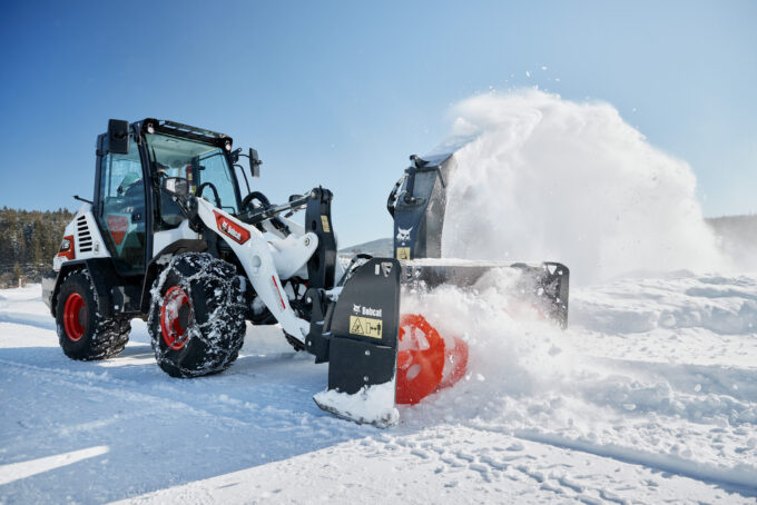 Die Schneefräse-Anbaugeräte verfügen über einen neuen Auswerfer, der den Schnee bis zu 12 Meter auch an schwer erreichbare Stellen bläst. (Foto: pd)