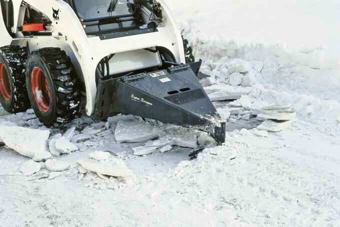Das Scraper- Anbaugerät, das mit Durchmessern von 46 cm oder 56 cm erhältlich ist, ist zur der Beseitigung von festgefahrenem Schnee und Eis geeignet. (Foto: pd)