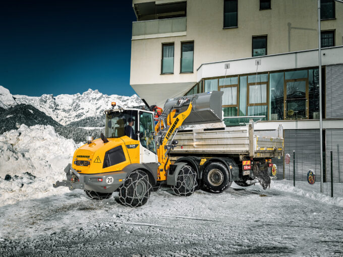 Aufgrund der hohen Wendigkeit befreien Stereolader Innenhöfe im innerstädtischen Bereich mühelos von Schnee und Eis. (Foto: pd)