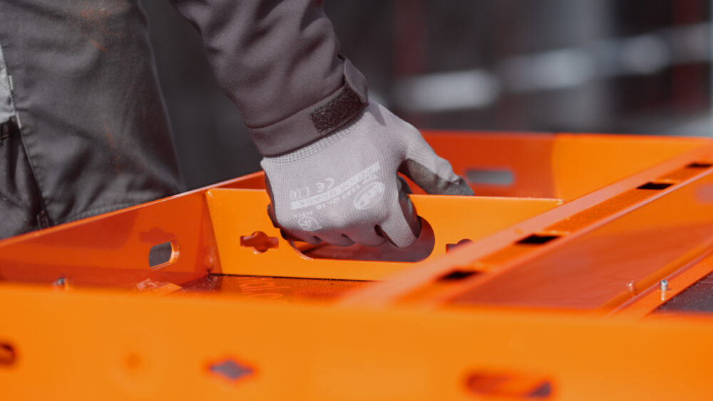 Dank ihres geringen Gewichts lassen sich die Elemente der Paschal-Universalschalung (hier: Neo R-Leichtschalung) auf der Baustelle leicht von Hand montieren und bewegen. (Foto: pd)