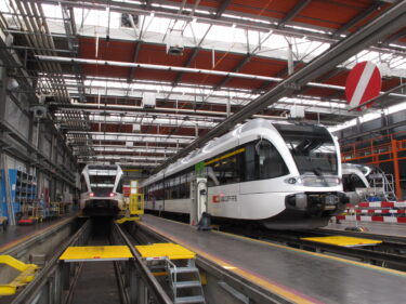 Die SBB bauen in Rorschach für 75 Millionen Franken eine neue Serviceanlage für Flirt-Evo-Triebzüge. (Foto: Thurbo)
