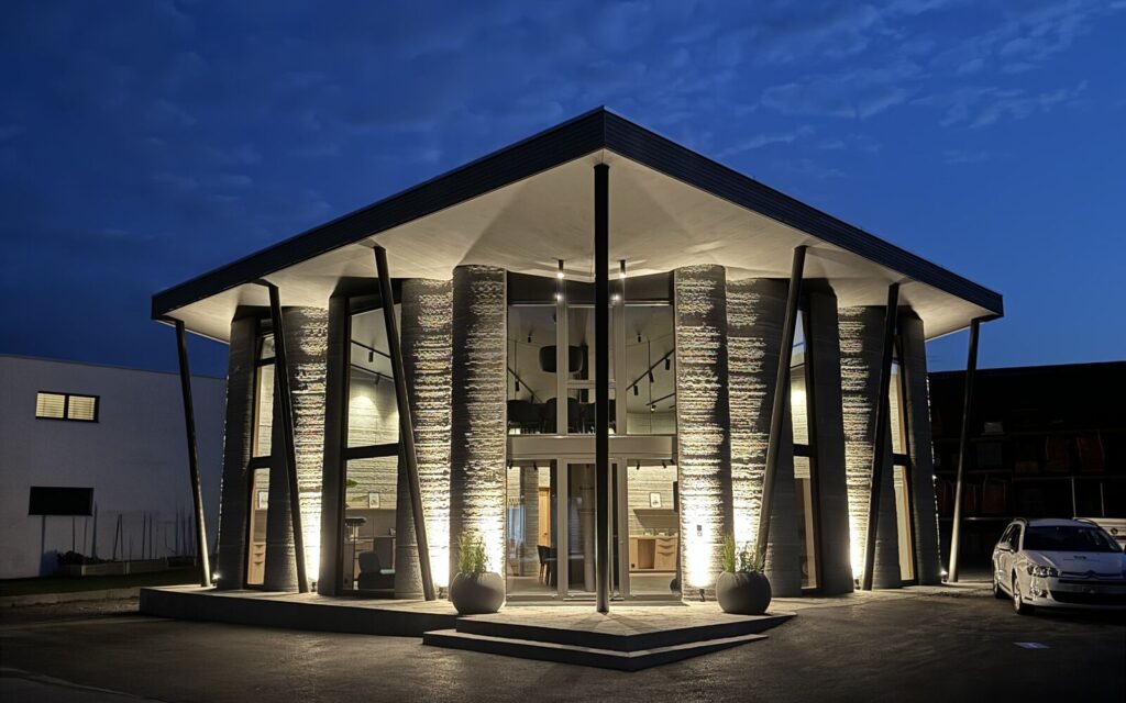 Das neue Bemusterungszentrum der Kobelt AG in Marbach (SG) ist das erste gedruckte Gebäude der Schweiz, das mittels 3D-Betondruck realisiert wurde. (Foto: Betonsuisse)
