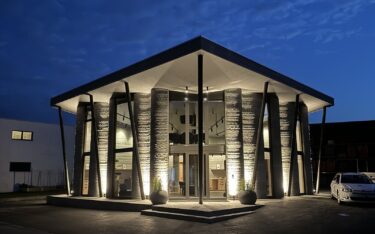 Das neue Bemusterungszentrum der Kobelt AG in Marbach (SG) ist das erste gedruckte Gebäude der Schweiz, das mittels 3D-Betondruck realisiert wurde. (Foto: Betonsuisse)