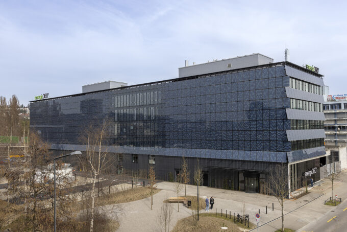 Ansicht mit vollflächiger Photovoltaikfassade. (Foto: L. Rüedi)