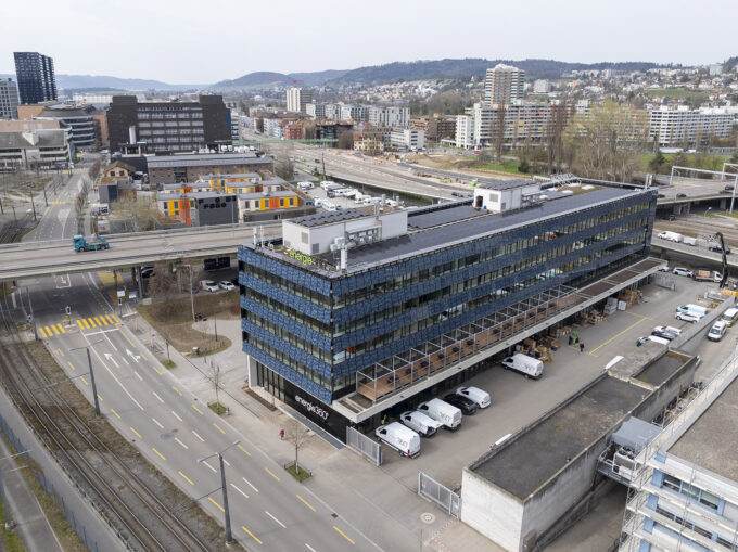 Ansicht mit Fensterbändern und Photovoltaikmodulen. (Foto: L. Rüedi)