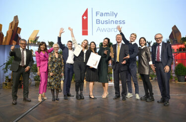Das Gewinnerunternehmen 2024: Max Zeller Söhne AG mit Martin Haefner, Verwaltungsratspräsident Amag Group AG (rechts), Helmut Ruhl, CEO Amag Group AG (links), und FBA-Jurypräsidentin Gabriela Manser (3.v.l.). (Foto: pd)
