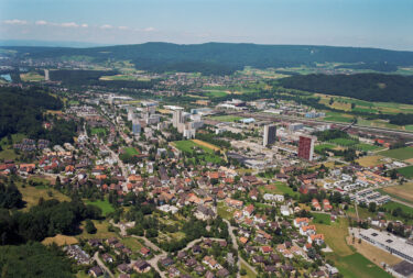 Die Agglomerationen sollen nicht zu reinen Schlafstädten verkommen, sondern mit regionalen Zentren und vielseitigen Nutzungen gestärkt werden. Bild: Spreitenbach (AG). (Foto: ETH Zürich)