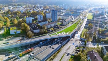 Die Einhausung Schwamendingen verlängert den bestehenden Schöneichtunnel um einen Kilometer und bildet mit ihrer Begrünung den neuen Überlandpark. (Foto: Astra)