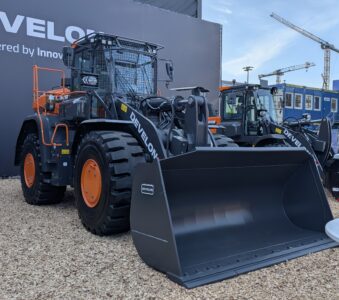 Der Radlader DL 320-7 von Develon, ausgerüstet mit dem neuen Abfall- und Recycling-Kit. (Foto: pd)